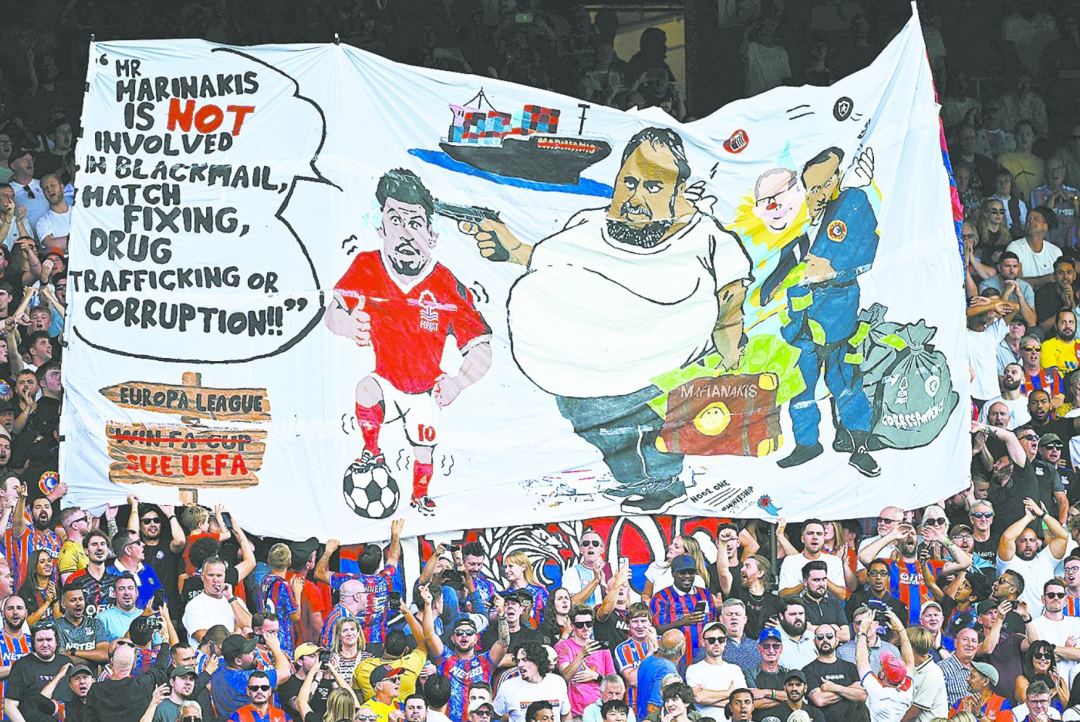 英格兰足球赛场出现惊人横幅！官方：正调查